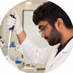Lucho trabajando con una micropipeta en un laboratorio